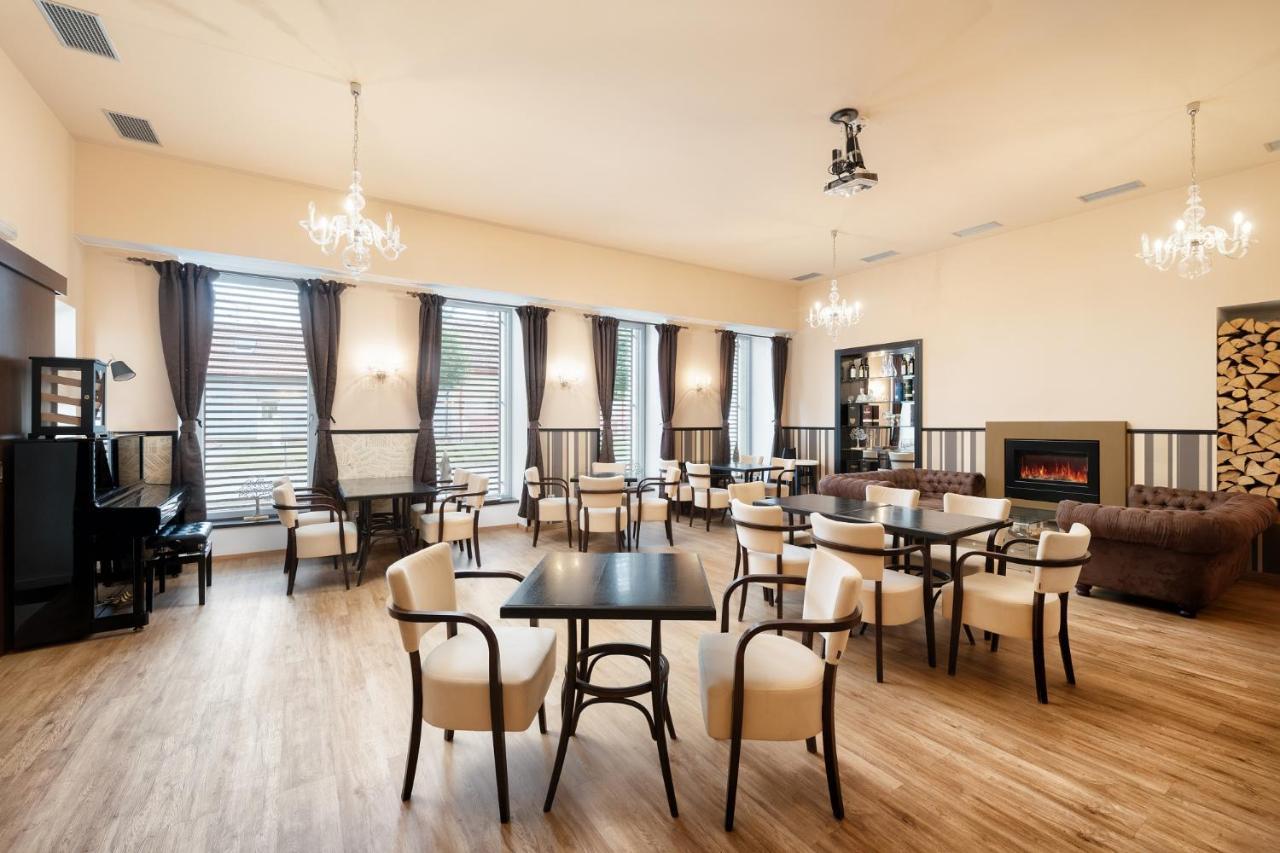 Wine & Wellness Hotel Besedni Dum Valtice Bagian luar foto