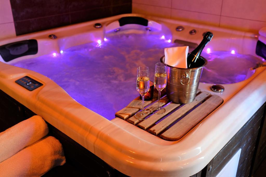 Wine & Wellness Hotel Besedni Dum Valtice Bagian luar foto
